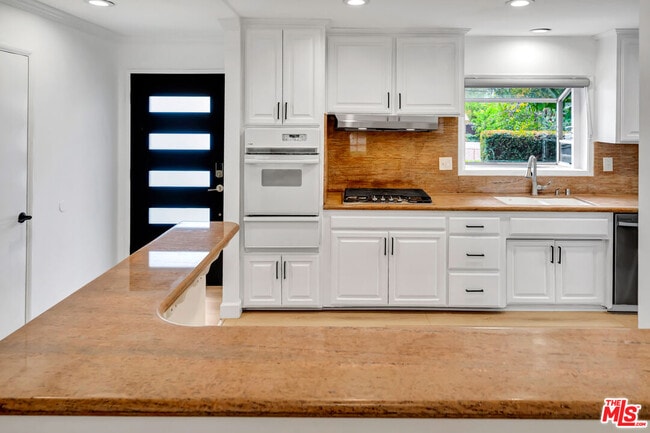 20619 Clark St in Los Angeles, CA - Building Photo - Building Photo