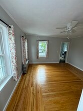 53 Pettaconsett Ave in Warwick, RI - Foto de edificio - Building Photo