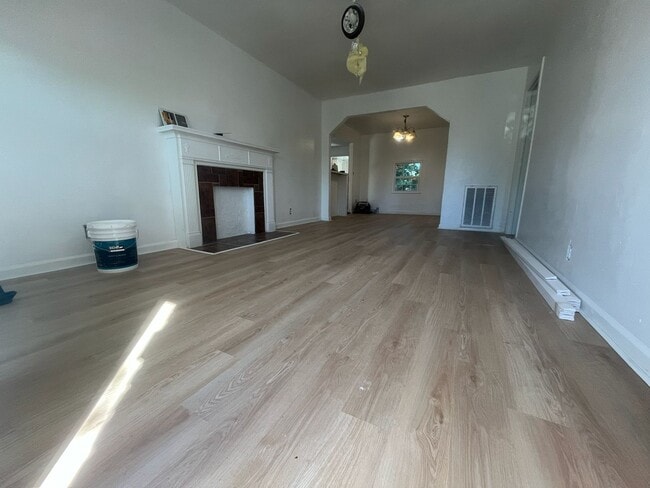 property at 725 E Eubanks St