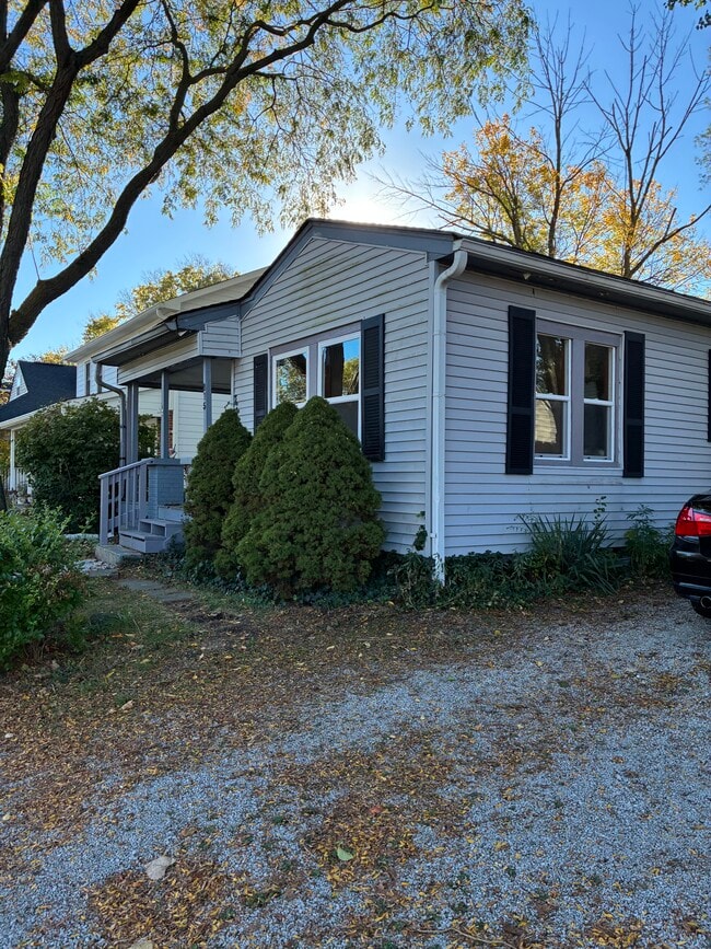 property at 875 W Oak St