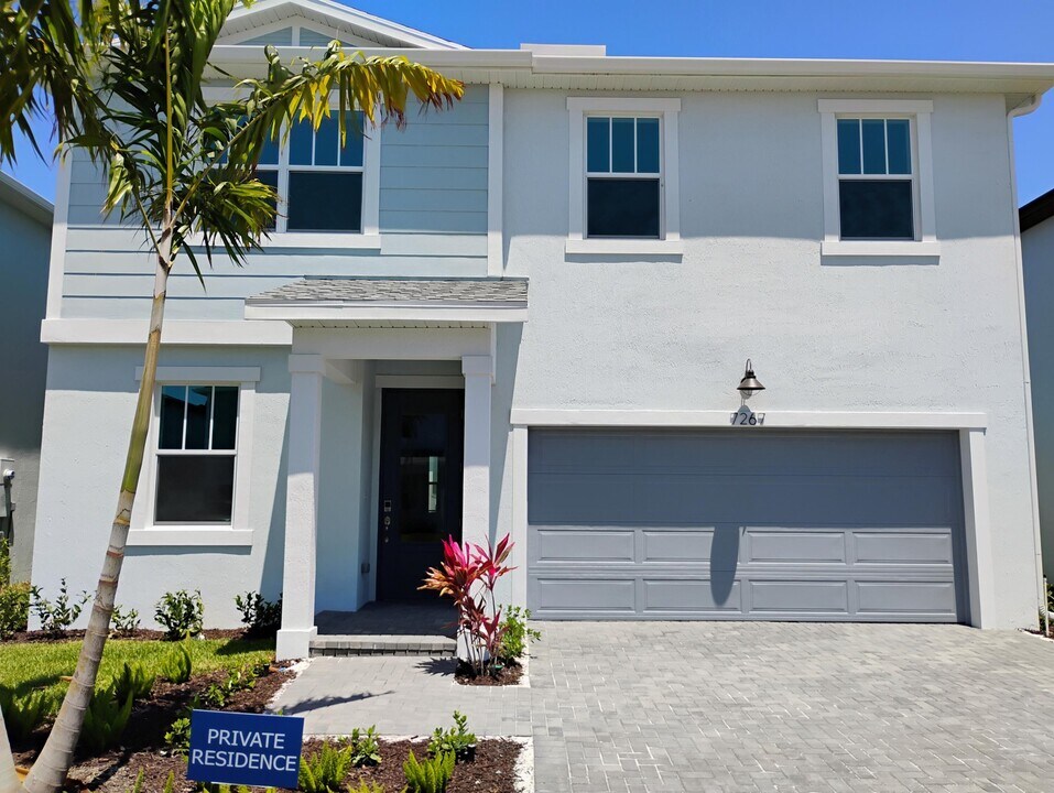 7267 Lenora Ln in Lake Worth, FL - Building Photo