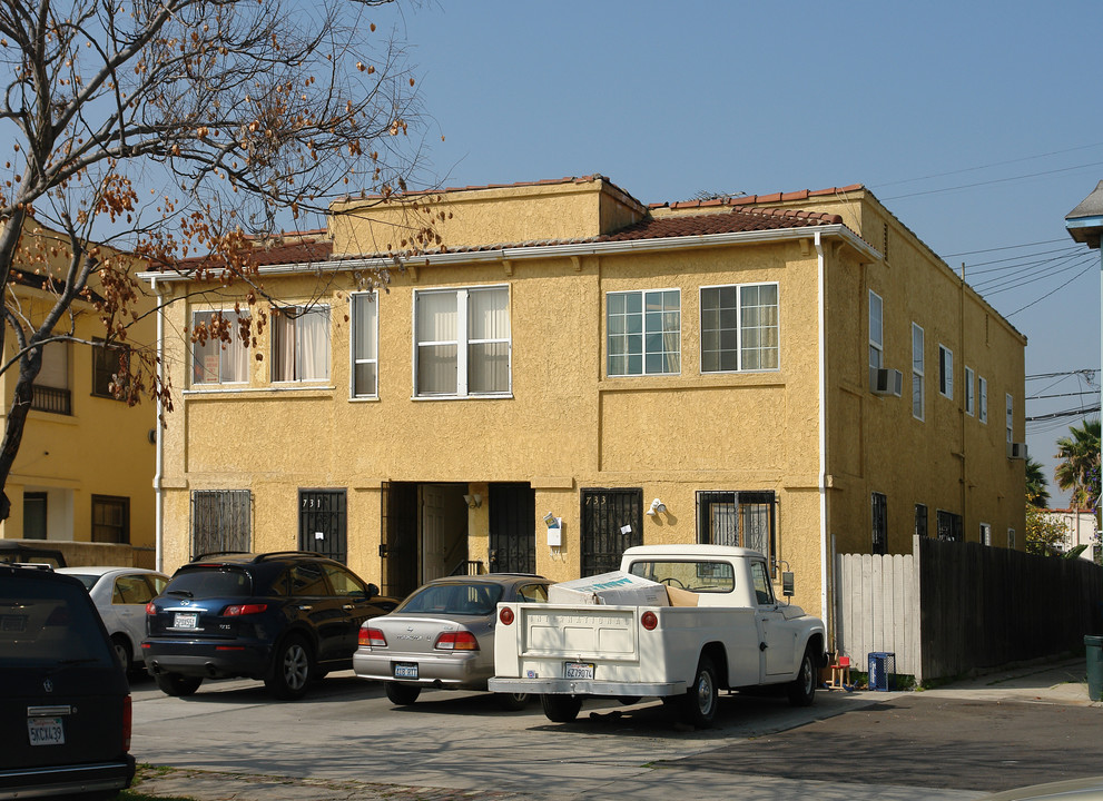 731 N Heliotrope Dr in Los Angeles, CA - Building Photo