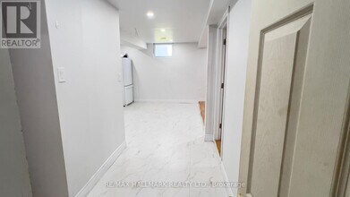 76 Shendale Dr in Toronto, ON - Building Photo - Building Photo