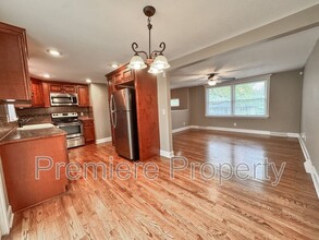 4424 NE Sunnybrook Ln in Kansas City, MO - Foto de edificio - Building Photo