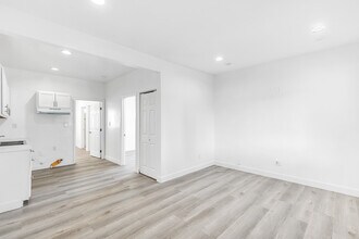 519 E 64th St, Unit 519 in Los Angeles, CA - Building Photo - Building Photo