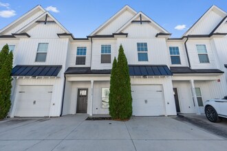 8438 Brookmoor Ln in Ooltewah, TN - Foto de edificio - Building Photo