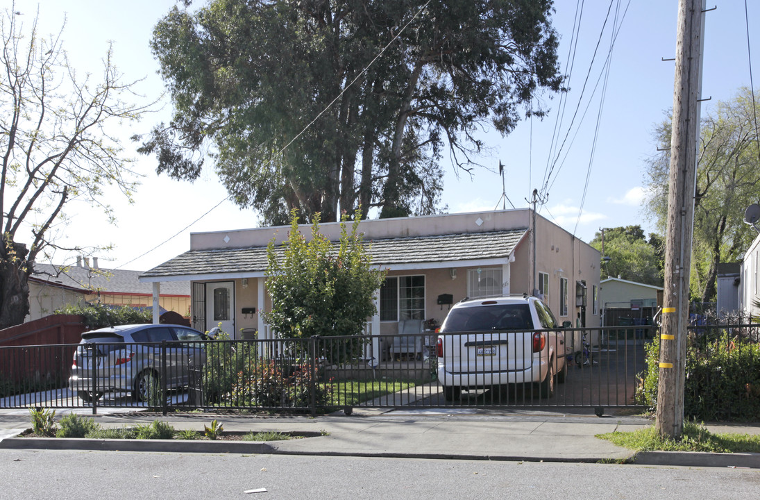 66-70 Buchanan Ct in East Palo Alto, CA - Building Photo