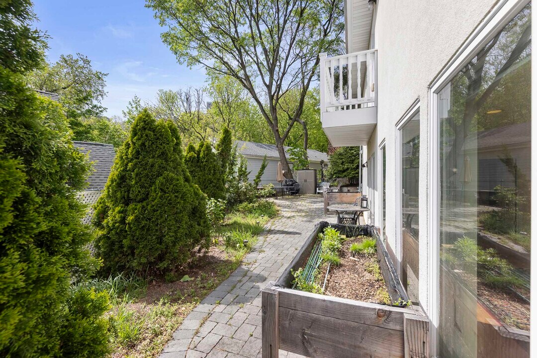 4 Colony Rd in Edgewater, NJ - Building Photo