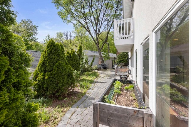 property at 4 Colony Rd