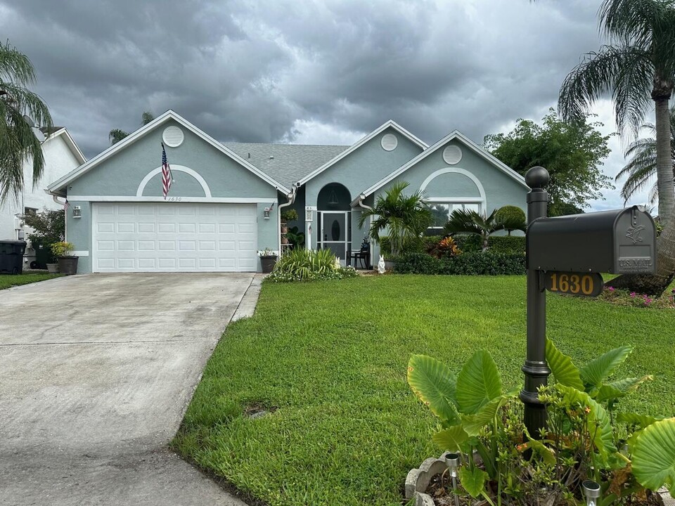 1630 Yachtman Pl in Wellington, FL - Foto de edificio