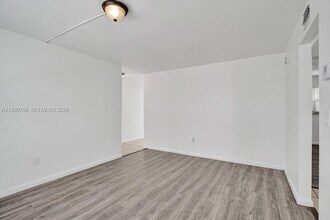 4511 Treehouse Ln, Unit B in Tamarac, FL - Foto de edificio - Building Photo