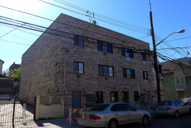 3634 Olinville Ave in Bronx, NY - Foto de edificio - Building Photo