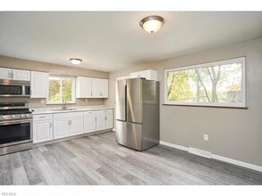 406 E Lake Ave, Unit 2 Bottom in Barberton, OH - Building Photo - Building Photo