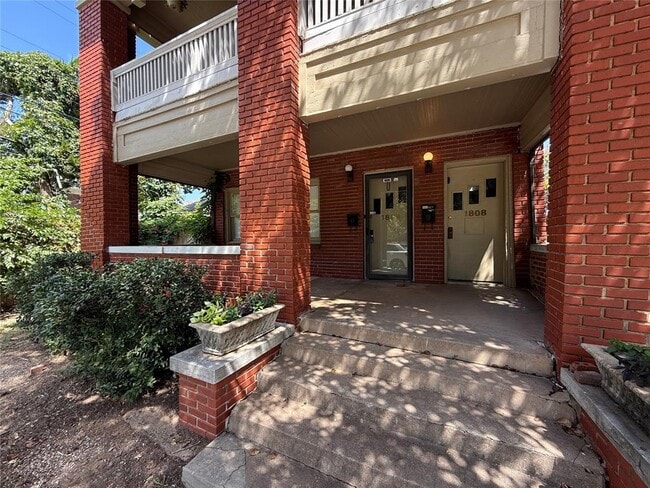 property at 1806 N Robinson Ave