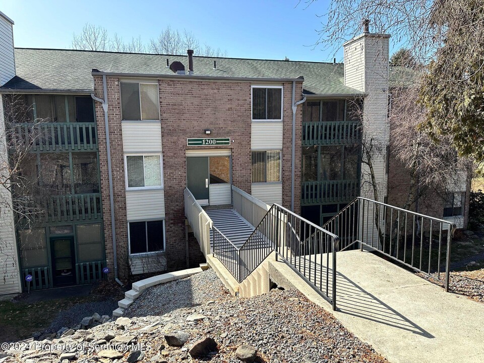 1208 Summit Pointe in Scranton, PA - Building Photo