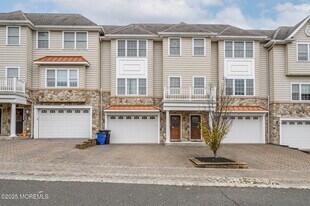 25 White Oak Ln in Matawan, NJ - Building Photo