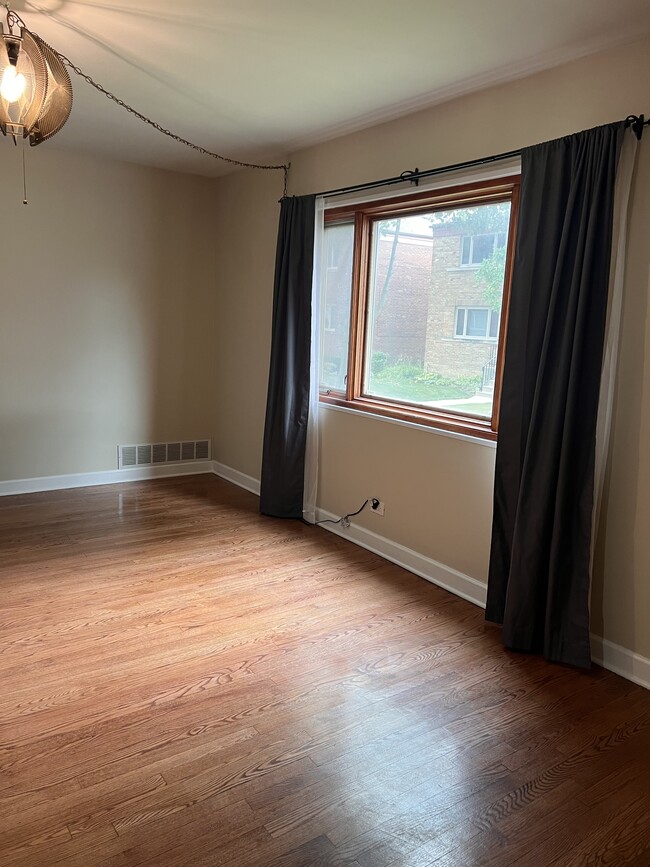 8041 Lake St, Unit 1 in River Forest, IL - Foto de edificio - Building Photo