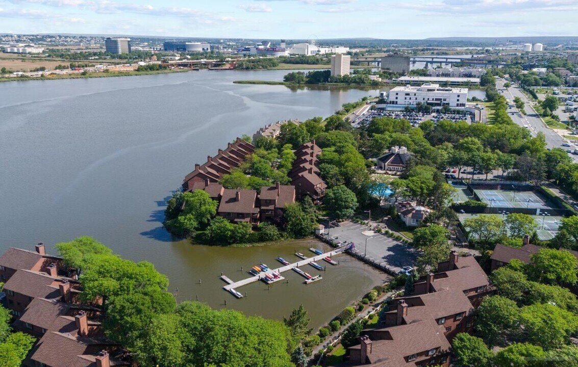 303 Sea Isle Key in Secaucus, NJ - Building Photo