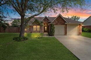 1018 Karen St in Aubrey, TX - Building Photo