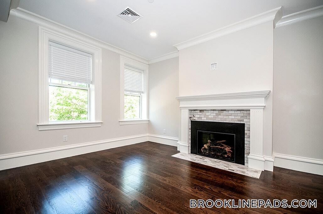 11 Alton Pl in Brookline, MA - Building Photo