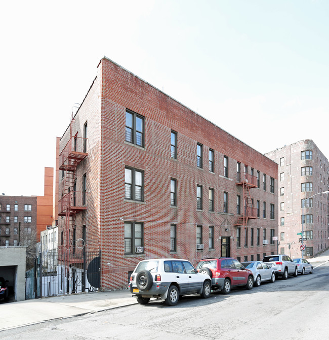 300 E 211th St in Bronx, NY - Building Photo - Building Photo