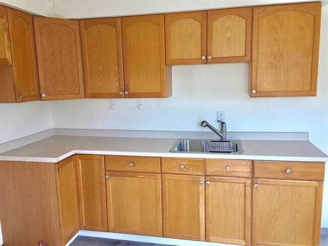 19 Bellport Ln in Bellport, NY - Building Photo - Building Photo