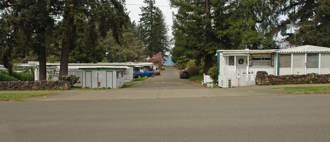 Soft Winds Mobile Park in Sutherlin, OR - Building Photo - Building Photo