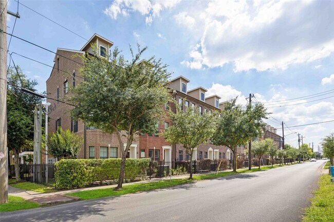 2110 Shearn St in Houston, TX - Foto de edificio - Building Photo