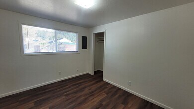 301 E First Ave in Sutherlin, OR - Building Photo - Building Photo