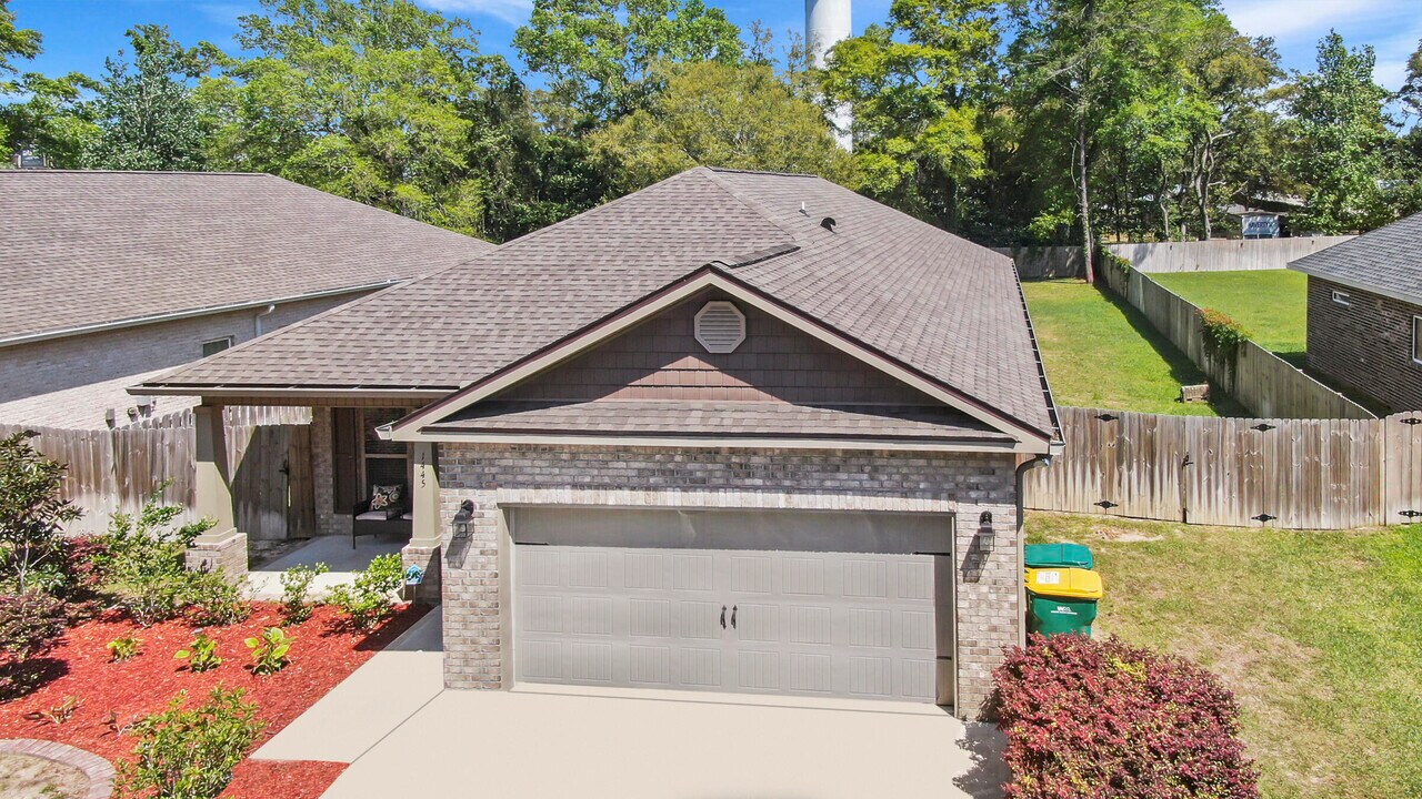 1445 Hickory St in Niceville, FL - Building Photo