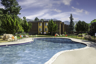 Country Woods Apartments in Ogden, UT - Foto de edificio - Building Photo