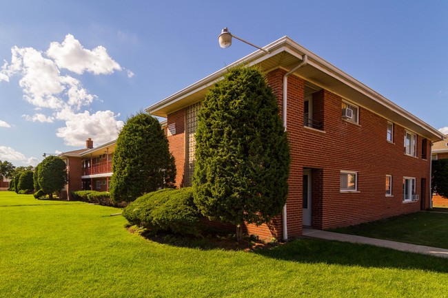 Greenfield Square Apartments in Des Plaines, IL - Building Photo - Building Photo