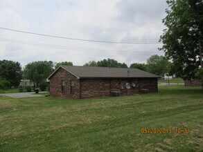 146 Indiana Ave, Unit 146 INDIANA AVE #A in Oak Grove, KY - Foto de edificio - Building Photo