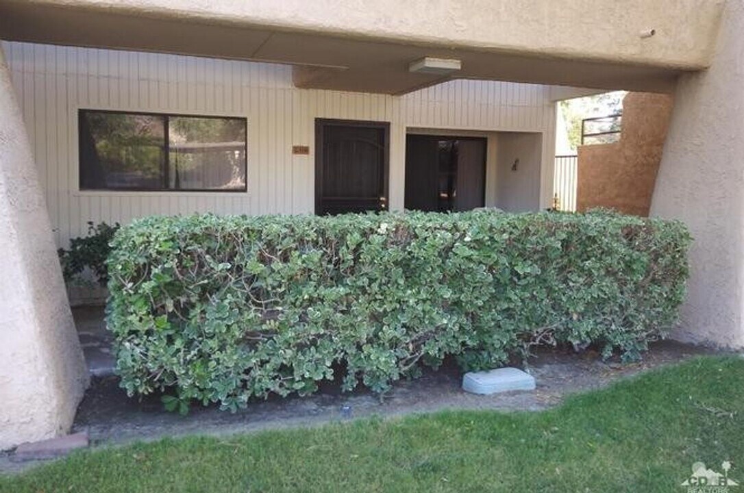 701 Los Felices Cir W in Palm Springs, CA - Building Photo