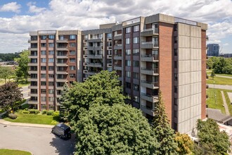 Condominiums Château Port Royal in Montréal, QC - Building Photo - Building Photo