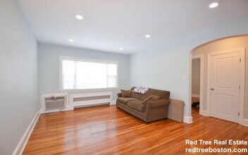 142 Salisbury Rd, Unit 1 in Brookline, MA - Foto de edificio - Building Photo