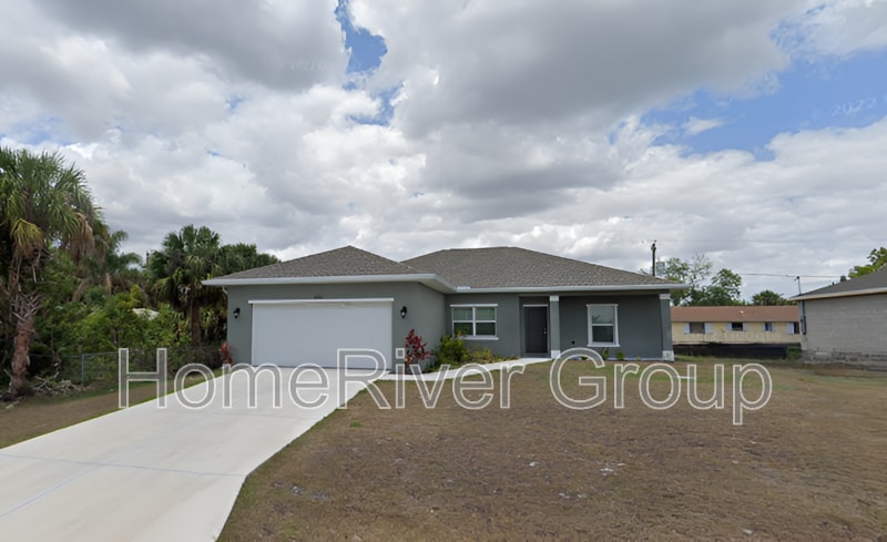 18407 Kerrville Cir in Port Charlotte, FL - Building Photo