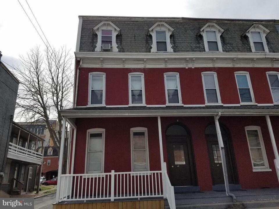 124 E New St in Lancaster, PA - Building Photo