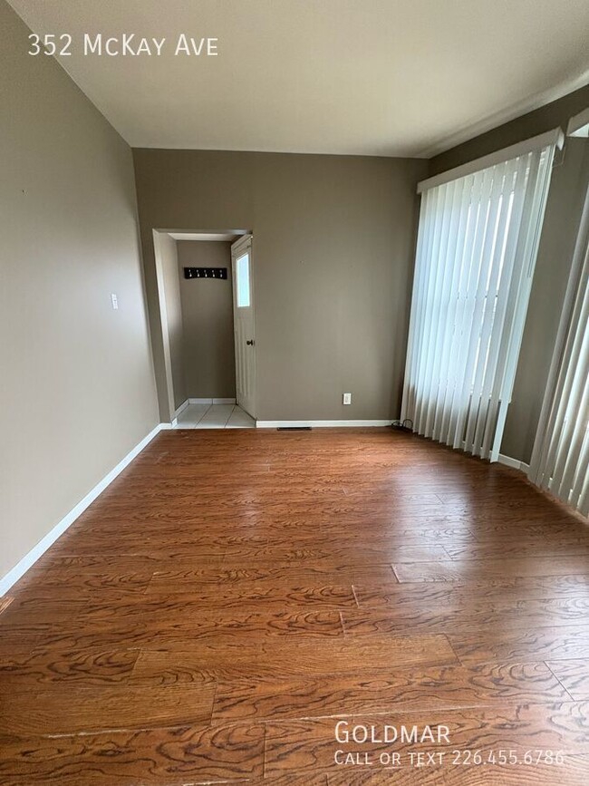Amazing Three Bedroom Apartment in Windsor, ON - Building Photo - Building Photo