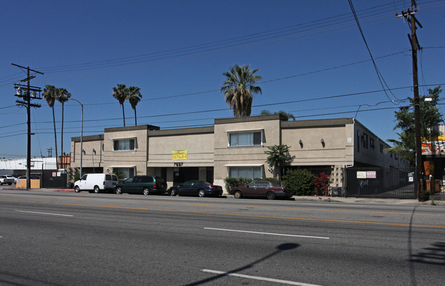 7657 Sepulveda Blvd in Van Nuys, CA - Building Photo - Building Photo