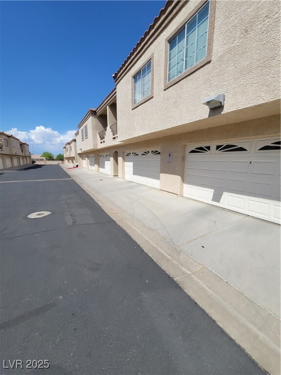 1851 Hillpointe Rd in Henderson, NV - Foto de edificio - Building Photo