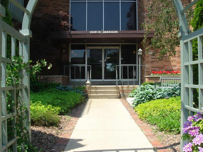 Juneau Village Garden Apartments in Milwaukee, WI - Foto de edificio - Building Photo