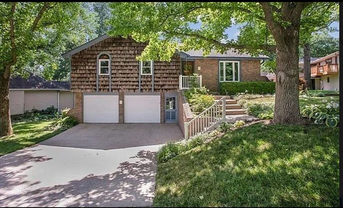 5512 NW Indian Hills Ln in Kansas City, MO - Building Photo