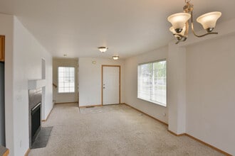 6903 Gold Kings Ave, Unit D in Anchorage, AK - Foto de edificio - Building Photo