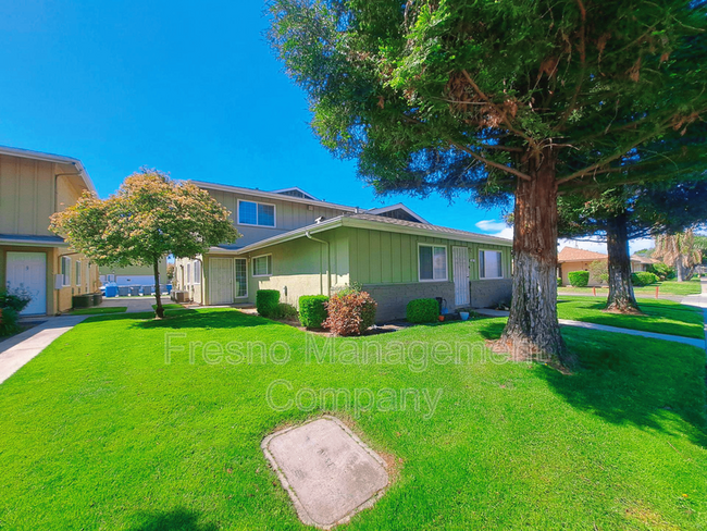 496 W Alamos Ave in Clovis, CA - Building Photo - Building Photo