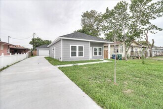 5017 Moravian Dr in Corpus Christi, TX - Building Photo - Building Photo