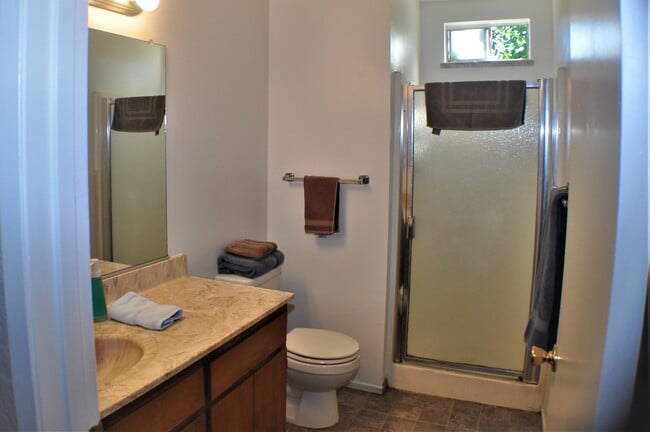 1144 West 3rd Street, Unit UnitB in Chico, CA - Building Photo - Building Photo