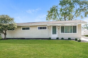 8975 Cambridge Dr in Northfield, OH - Building Photo