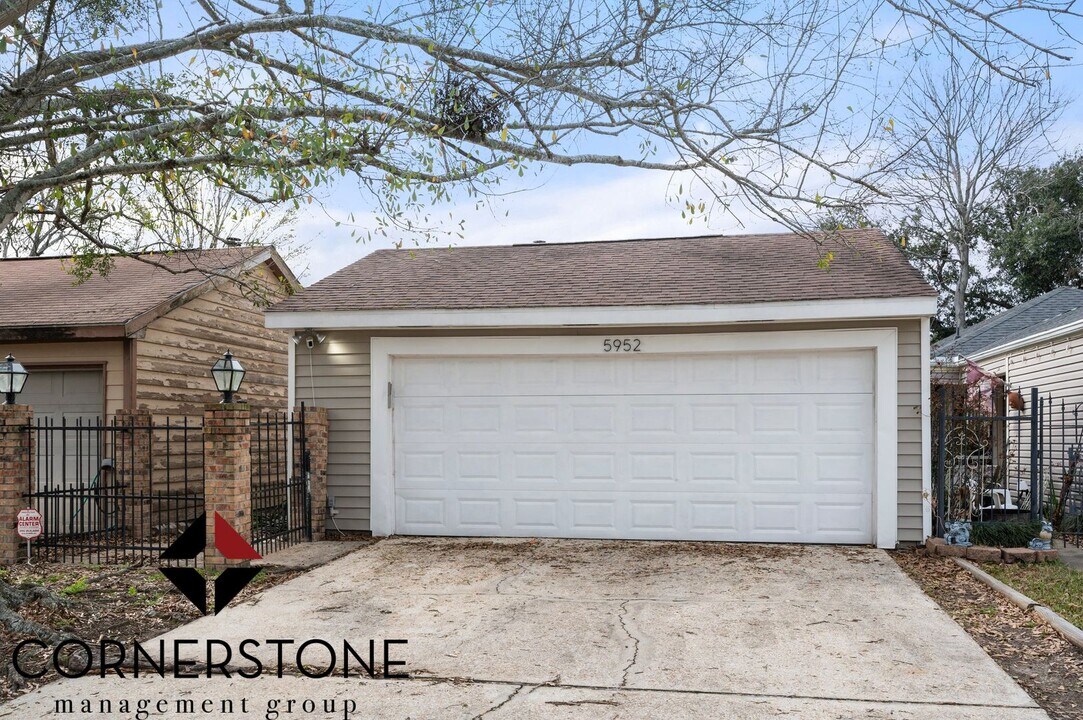 5952 Fort Clarke Dr N in Baton Rouge, LA - Foto de edificio
