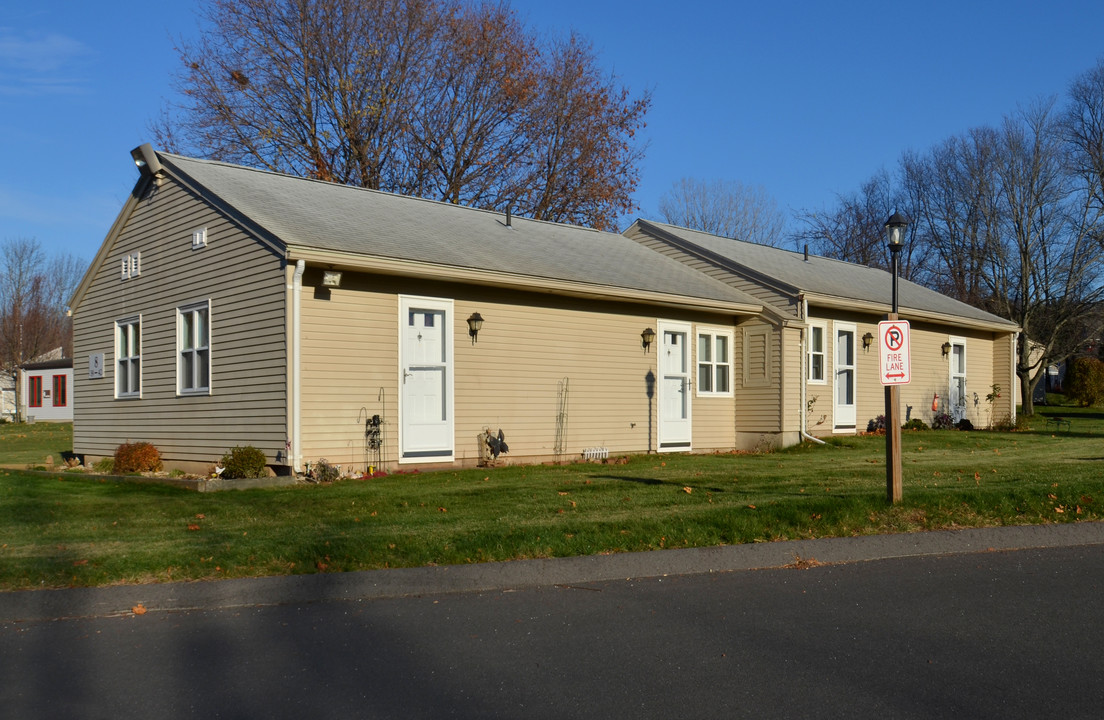 Snipsic Village in Ellington, CT - Building Photo